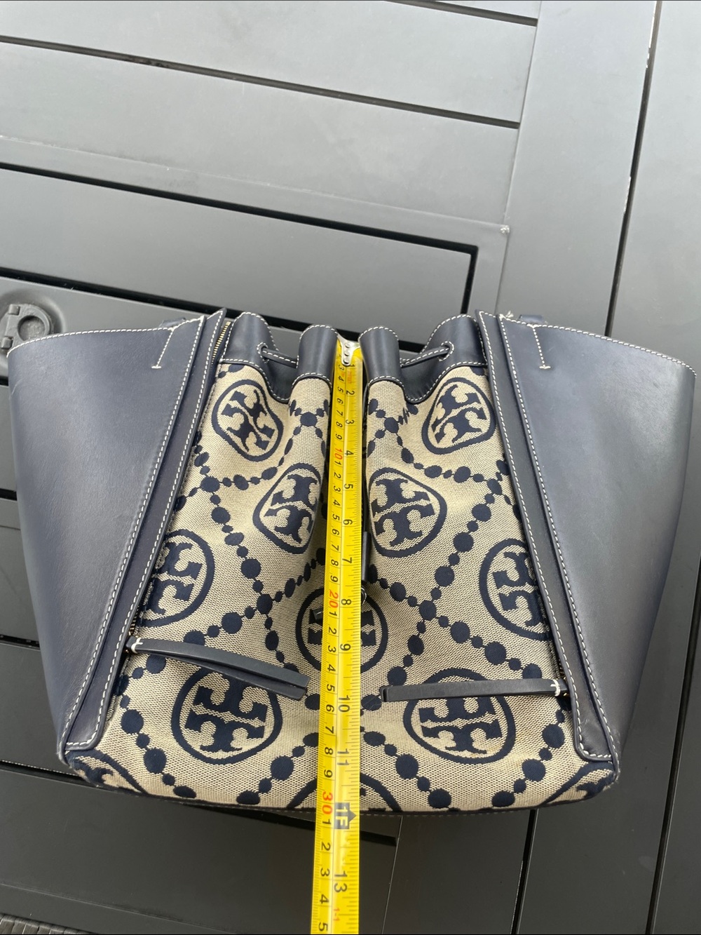 Tory Burch T Monogram Dragonfly Shoulder bag - Picture 8 of 16